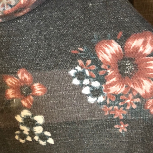 ❤️❗️Last 2! S-M Striped Floral cut out sleeve top - Picture 5 of 5